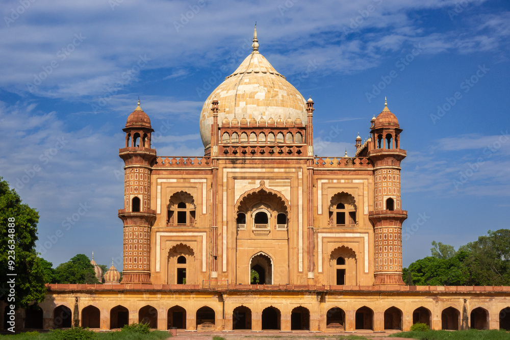 Obraz premium Safder jung (jang) Tomb in Delhi, India. The tomb is a sandstone and marble mausoleum and it was built in 1754 in the late Mughal Empire style for Nawab Safdarjung.