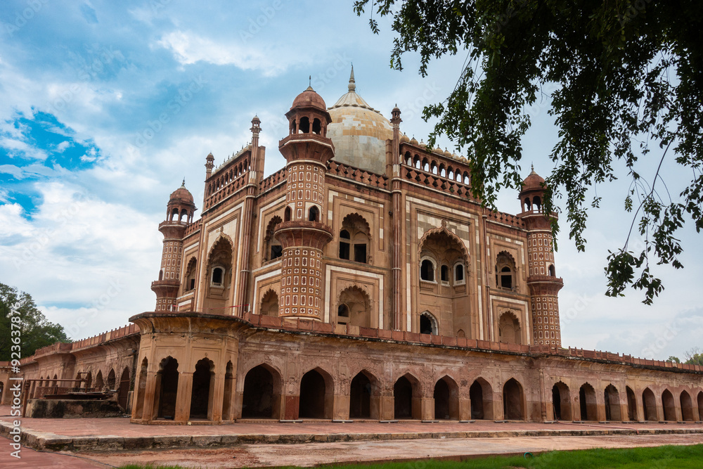 Obraz premium Safder jung (jang) Tomb in Delhi, India. The tomb is a sandstone and marble mausoleum and it was built in 1754 in the late Mughal Empire style for Nawab Safdarjung.