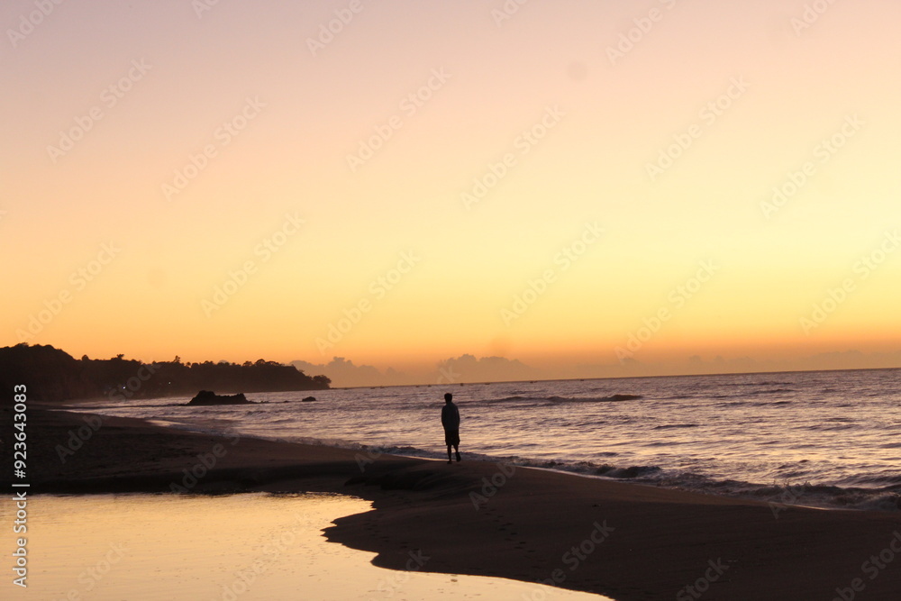 Fototapeta premium nascer do sol em marataízes, espírito santo