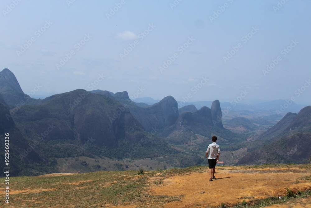 Obraz premium turista nas montanhas em Pancas, Espírito Santo