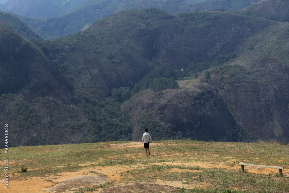 homem em frente a montanhas em Pancas, Espírito Santo homem em frente a montanhas em Pancas, Espírito Santo