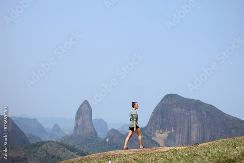 mulher em frente a montanhas em Pancas, Espírito Santo photo