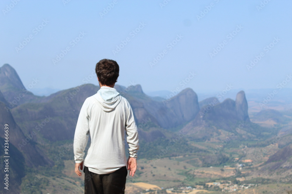 Fototapeta premium homem em frente a montanhas em Pancas, Espírito Santo