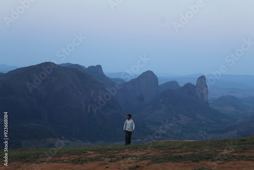 homem em frente a montanhas em Pancas, Espírito Santo