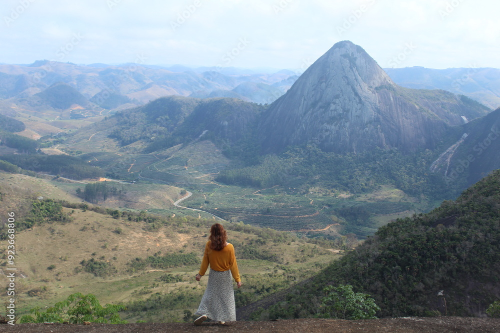 Fototapeta premium mulher em frente a montanhas em Pancas, Espírito Santo