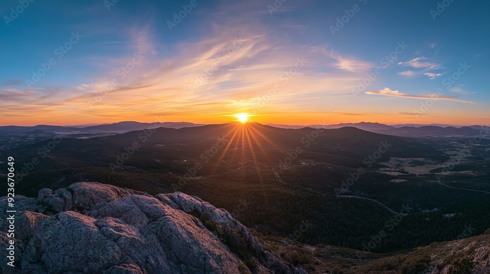 Obraz premium Serene Sunset over Mountain Range