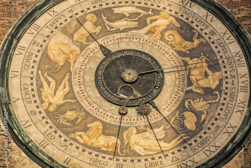 Obraz na płótnie cremona, italien - sonnenuhr am torrazzo vom dom. w salonie