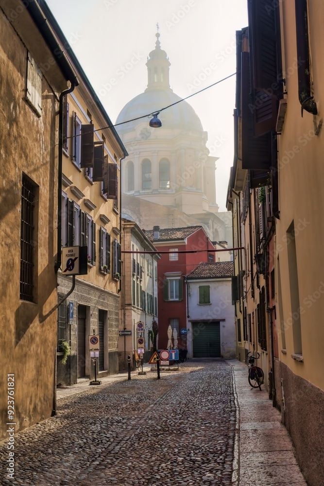 mantua, italien - eine gasse in der altstadt mit kuppel von der andreaskirche im morgenlicht