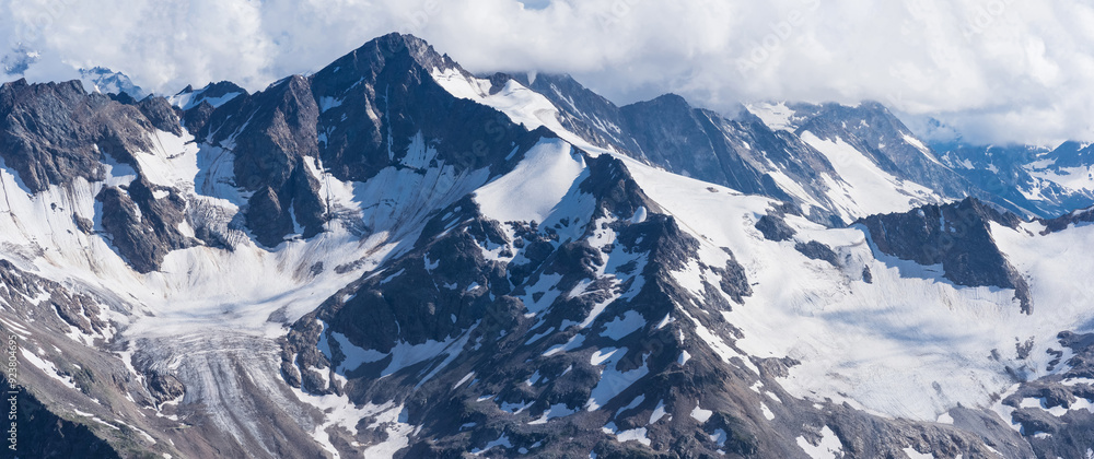 Obraz premium panoramic highlands landscape, peaks and glaciers among clouds