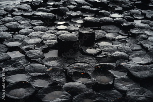 Der Giant’s Causeway Detailaufnahme der gleichmäßig sechseckigen Querschnitt geformten schwarzen nassen Basaltsäulen in Nordirland