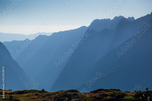 montaña con rayos de sol