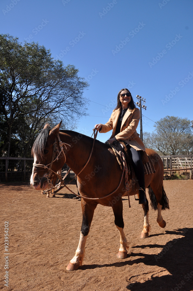 mulher andar de cavalo em fazenda mulher andar de cavalo em fazenda
