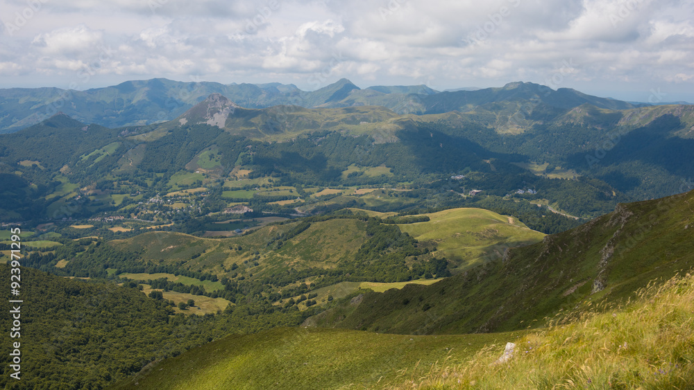 Point culminant des Monts du Cantal, le Plomb du Cantal offre une vue panoramique sur tous les massifs volcaniques cantaliens: puy Mary, puy griou, bec de l Aigle... Point culminant des Monts du Cantal, le Plomb du Cantal offre une vue panoramique sur tous les massifs volcaniques cantaliens: puy Mary, puy griou, bec de l Aigle...