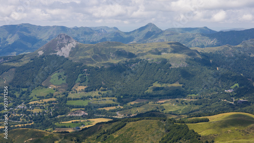 Point culminant des Monts du Cantal, le Plomb du Cantal offre une vue panoramique sur tous les massifs volcaniques cantaliens: puy Mary, puy griou, bec de l Aigle... photo