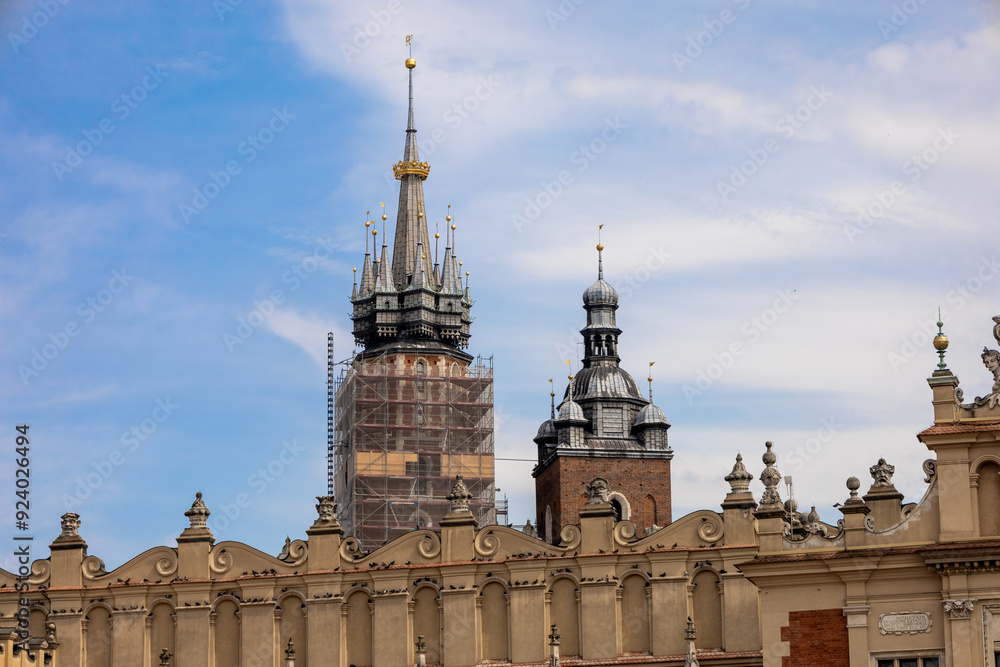 Obraz premium Krakow, Poland, Europe, 2. August 2024: Under restoration Saint Mary Basilica at the Main Square