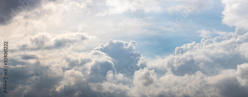 Φωτογραφία Bright sunlit white curly clouds on a fine day