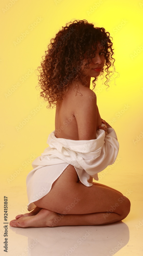 Obraz premium MUJER LATINA RULOS 