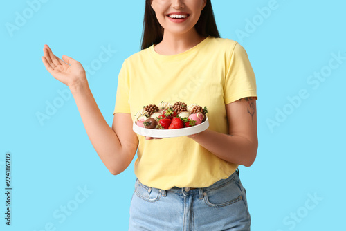 Young woman holding plate w...