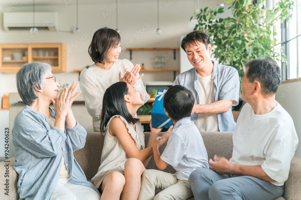 Fototapeta premium 家のソファで家族団欒する三世代家族・ファミリー(父の日)