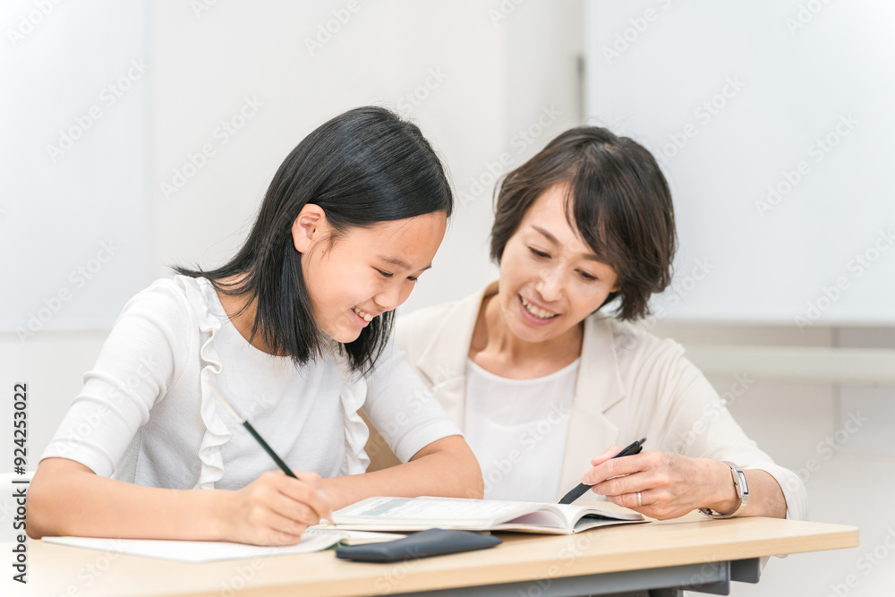 学校・塾・家で個別指導の勉強をする小学生・中学生と先生・教師・家庭教師
学校・塾・家で個別指導の勉強をする小学生・中学生と先生・教師・家庭教師
