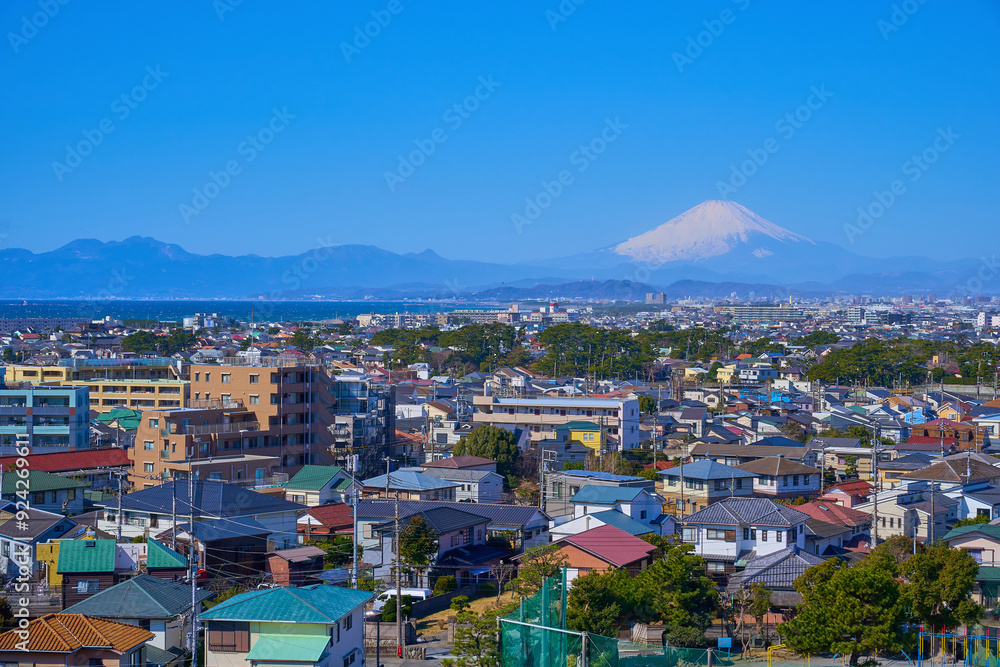 Fototapeta premium 神奈川県藤沢市片瀬山5丁目付近から西側の街並み(片瀬市街,富士山など)を見る