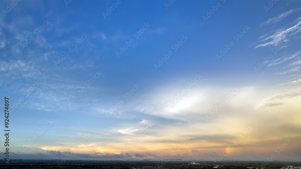 Fototapeta premium Breathtaking Sunset Over Horizon with Colorful Clouds