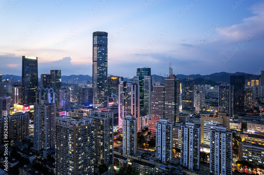 Obraz premium A Stunning Urban Landscape at Dusk: City Lights and Skyline