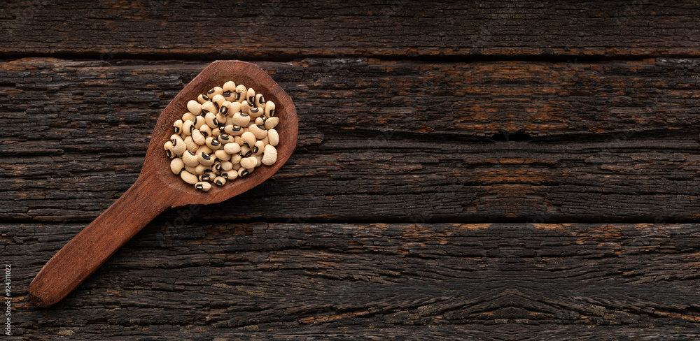 Alubia carilla - Organic black-eyed peas on spoon Alubia carilla - Organic black-eyed peas on spoon