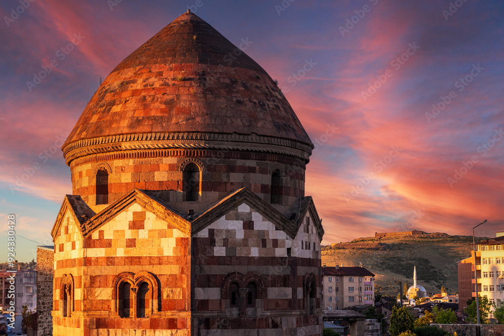 Obraz premium The Emir Saltuk Tomb and Aziziye Bastion in Erzurum during sunset, symbolizing historical heritage, spirituality, and timeless architecture.