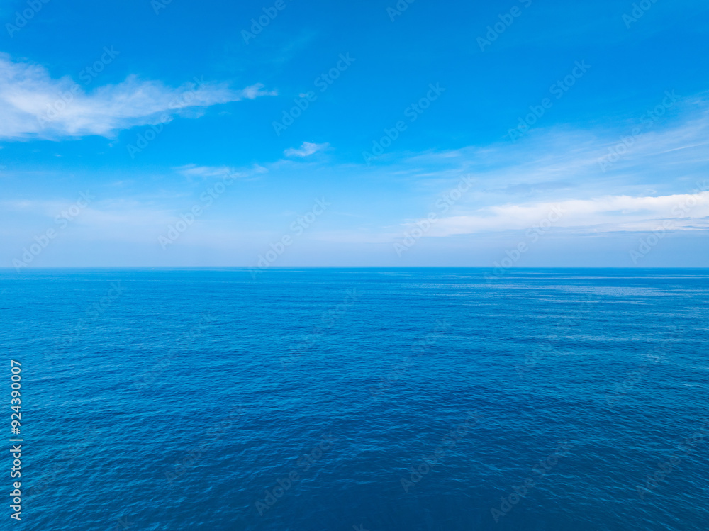 Obraz premium Beautiful sea beach and waves texture in sunny summer day background