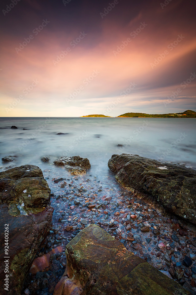 Naklejka premium Beautiful seascape of Thailand during sunrise in Namsai Beach at at Sattahip, Chonburi Province