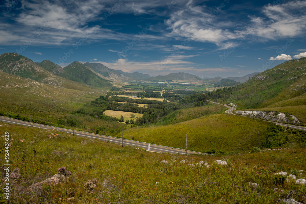 Naklejka premium Waboomskraal in the Outeniqua Mountains Hops farms and fynbos, floral kingdom in South Africa.