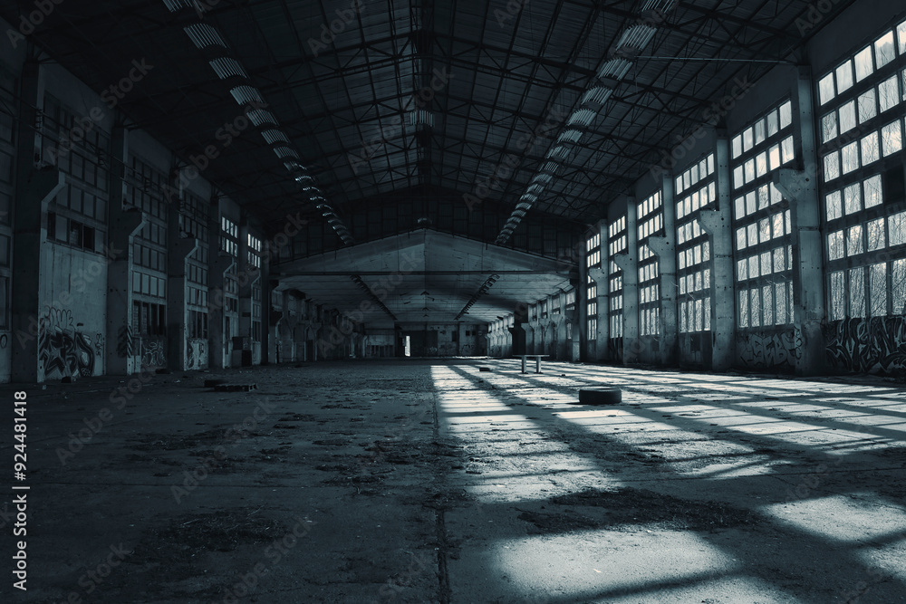 Obraz premium Lager Halle - Beatiful Decay - Abandoned - Verlassener Ort - Urbex / Urbexing - Lost Place - Artwork - Creepy - High quality photo