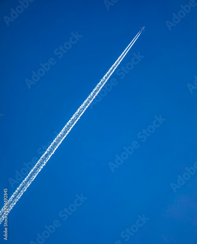 Fotografía Dramatic contrail with texture from a jet in a diagonal moving from ower left to