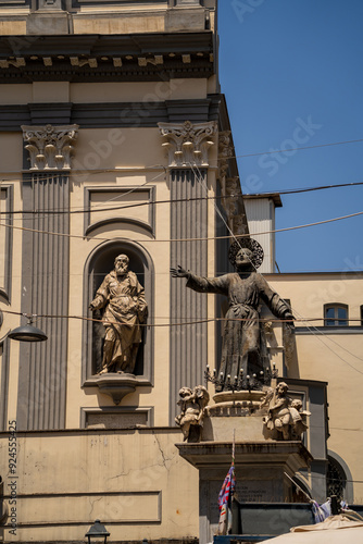Obraz na płótnie Saint Gaetano and Saint Cajetan statues, overlooking the bustling streets of Naples. w salonie