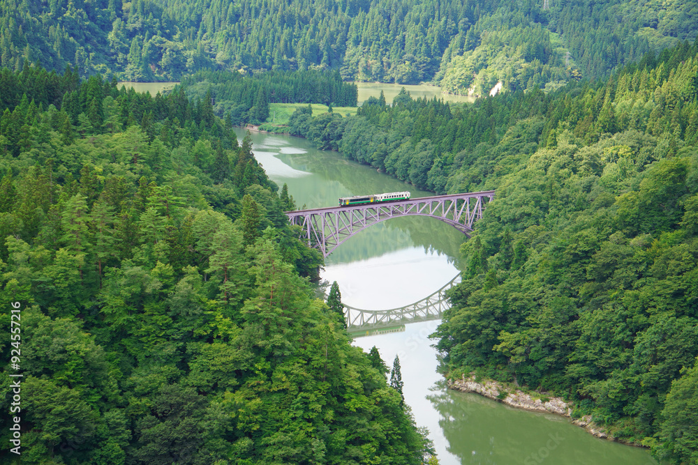 JR只見線の電車と美しい池と鉄橋