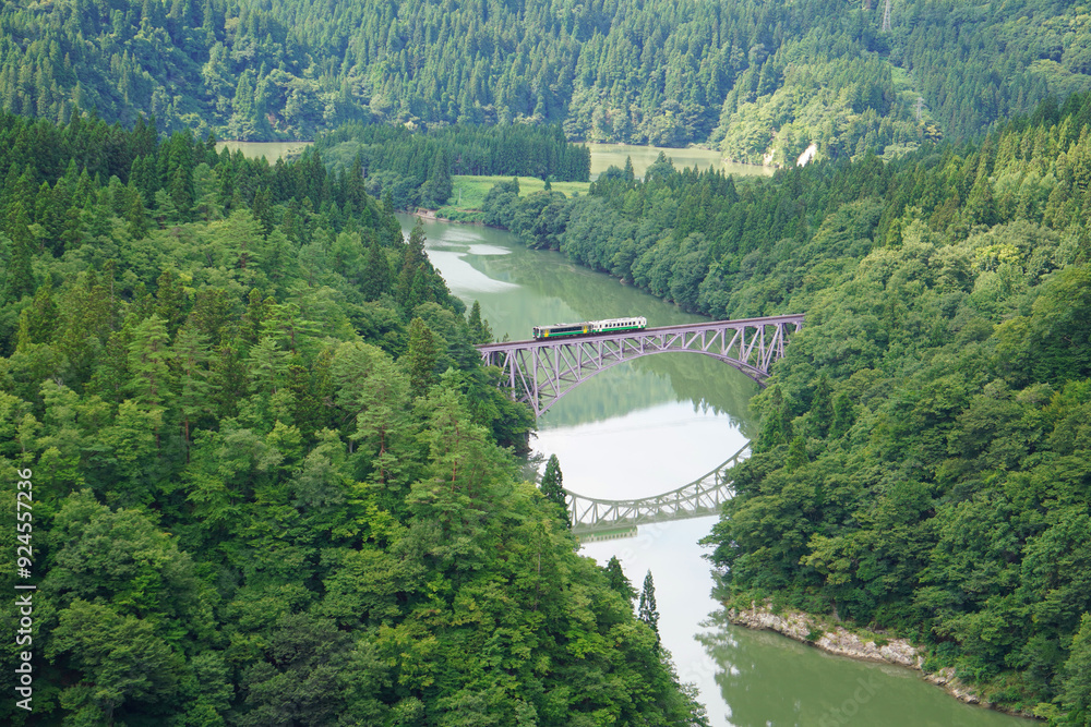 JR只見線の電車と美しい池と鉄橋 JR只見線の電車と美しい池と鉄橋