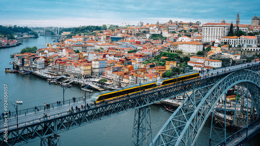 Obraz premium Aerial View of Porto with Dom Luís I Bridge and Historic Old Town