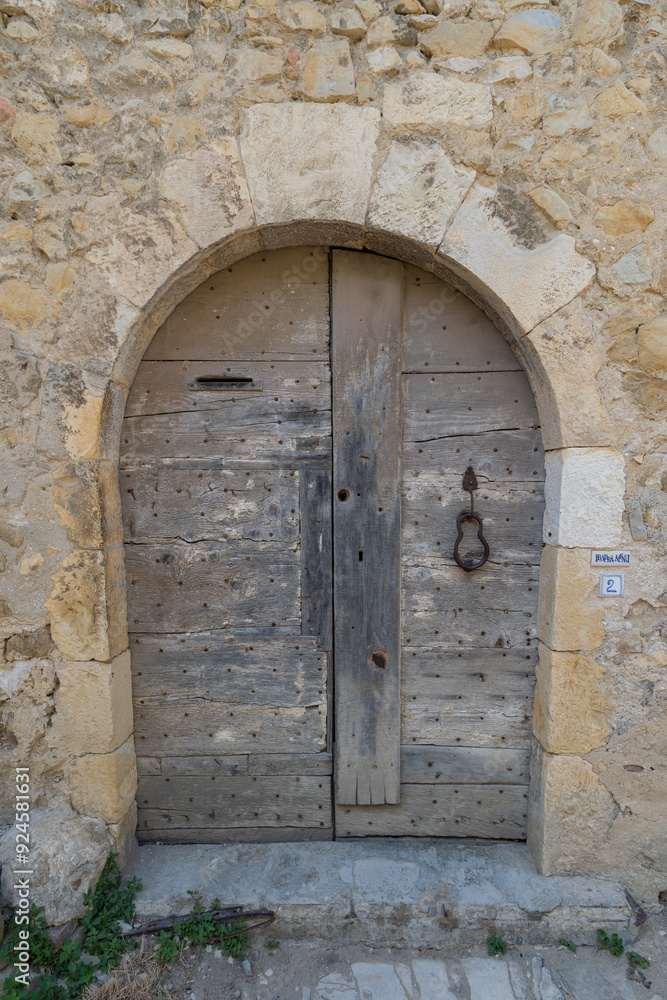 Porte médiévale d'une maison d'un village provençal Porte médiévale d'une maison d'un village provençal