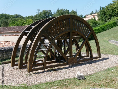 Demi cage à écureuil. Roue de carrier, engin de levage du Moyen Âge photo