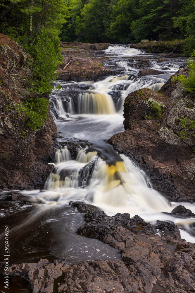 Obraz premium Upper Potato River Falls - A scenic waterfall landscape in the summer.