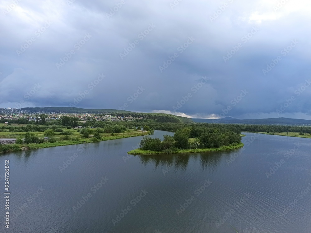 Obraz premium Clouds over the river
