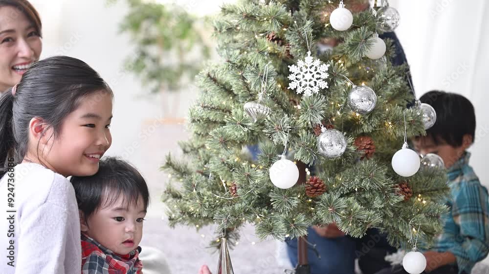 クリスマスツリーの飾り付けをする家族 母と父と祖母と娘と弟と赤ちゃん 上半身のパンの動画 クリスマスツリーの飾り付けをする家族 母と父と祖母と娘と弟と赤ちゃん 上半身のパンの動画