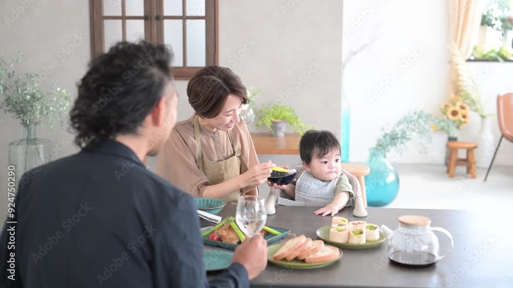 赤ちゃんと一緒に食事をする動画 自宅の記念日や誕生日、イベントなどの動画 赤ちゃんと一緒に食事をする動画 自宅の記念日や誕生日、イベントなどの動画