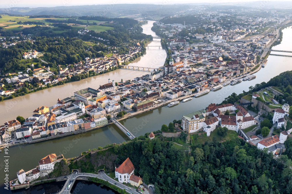 Obraz premium Passau ist ein Stadt in Niederbayern, Deutschland. Passau liegt am Zusammenfluss von Donau, Inn und Ilz . 