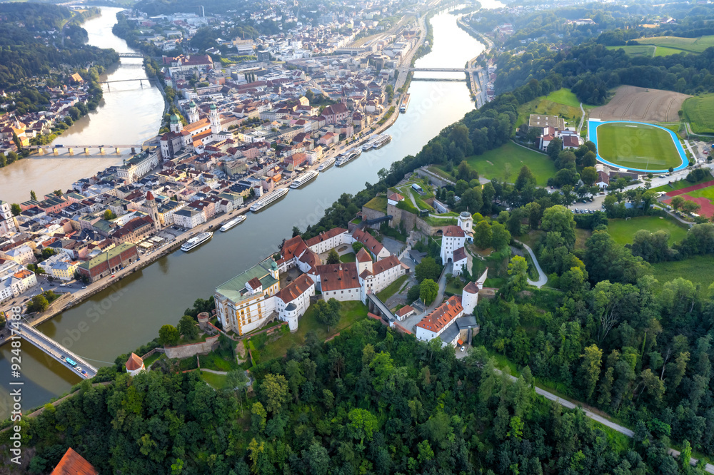 Fototapeta premium Passau ist ein Stadt in Niederbayern, Deutschland. Passau liegt am Zusammenfluss von Donau, Inn und Ilz . 