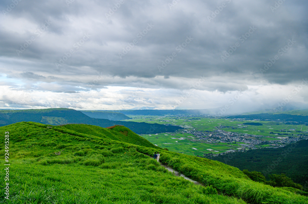 Fototapeta premium 曇天の阿蘇