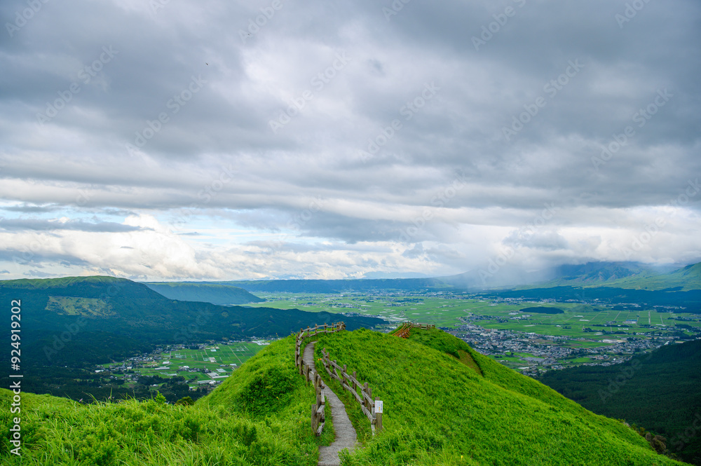 Fototapeta premium 曇天の阿蘇