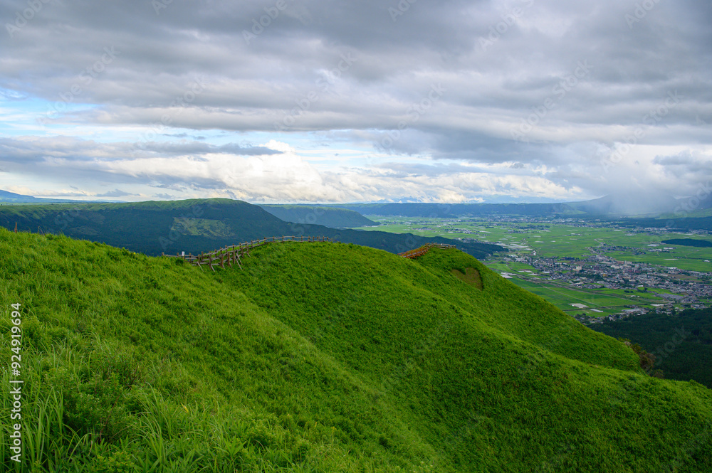 Fototapeta premium 曇天の阿蘇