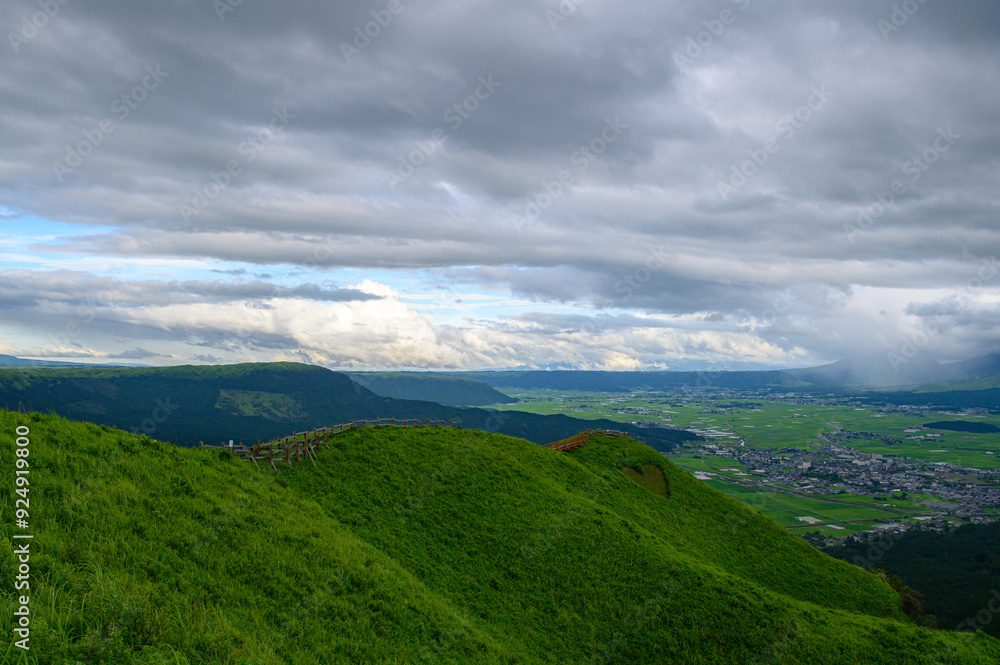 Fototapeta premium 曇天の阿蘇